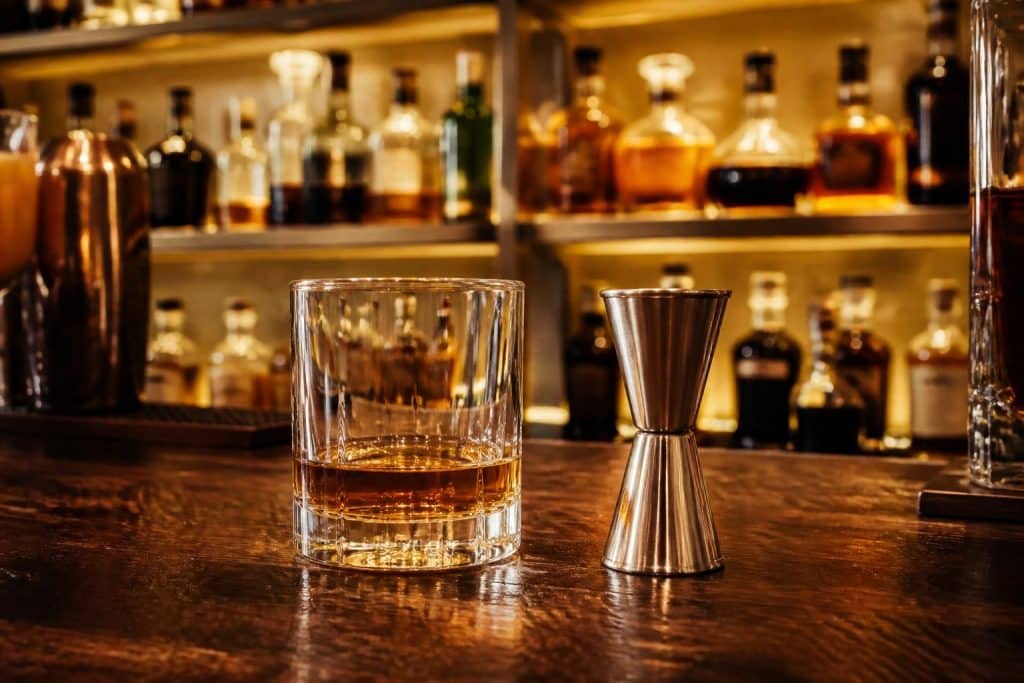 découvrez quelle quantité de whisky en centilitres servir au bar en france pour respecter les normes et satisfaire vos clients.