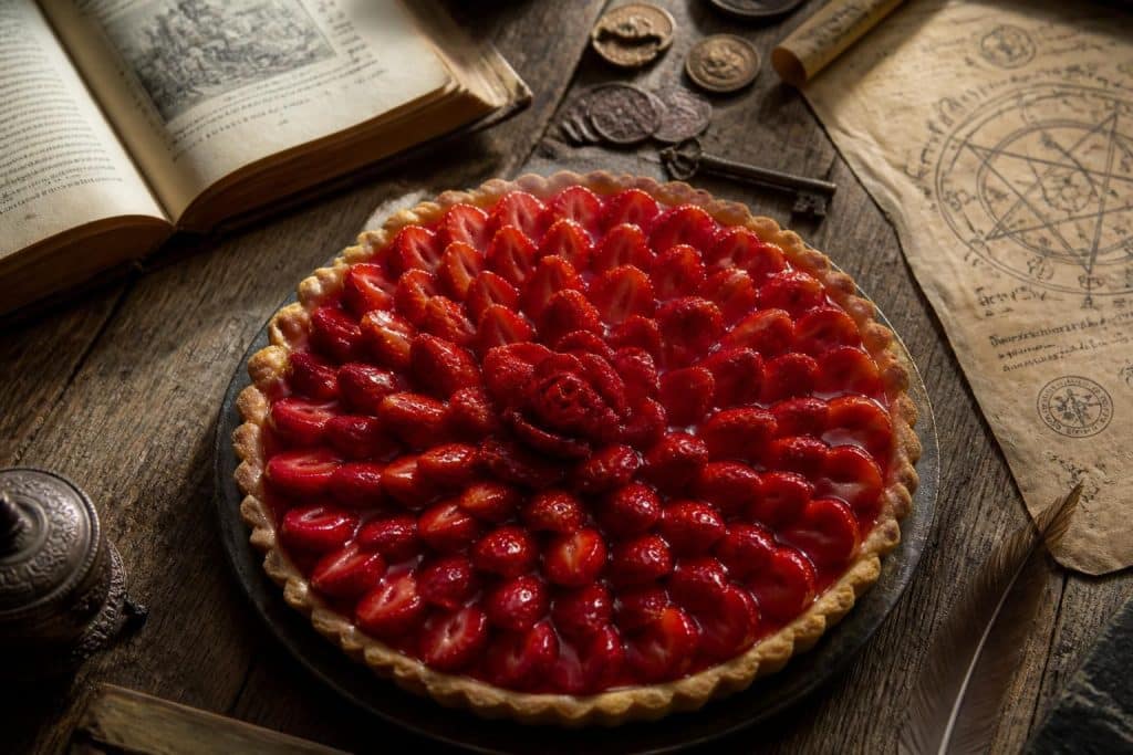 découvrez la signification et l'origine mystérieuse du symbole de la tarte aux fraises, entre traditions gourmandes et histoires fascinantes.