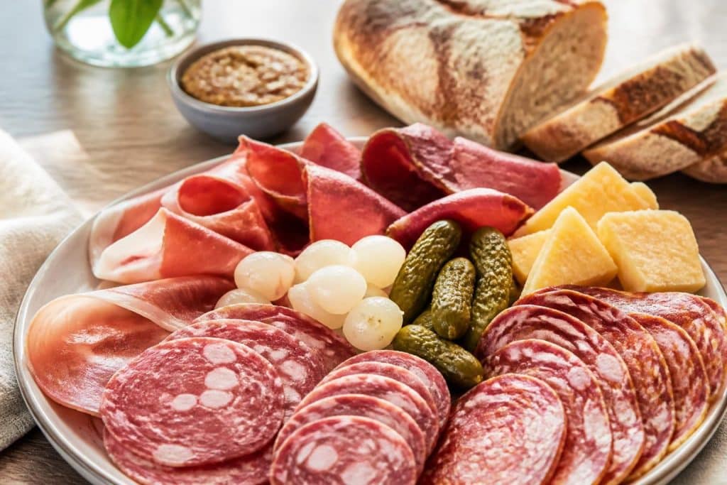 découvrez la recette de l'assiette anglaise avec tous les ingrédients nécessaires pour réussir une charcuterie savoureuse et authentique.