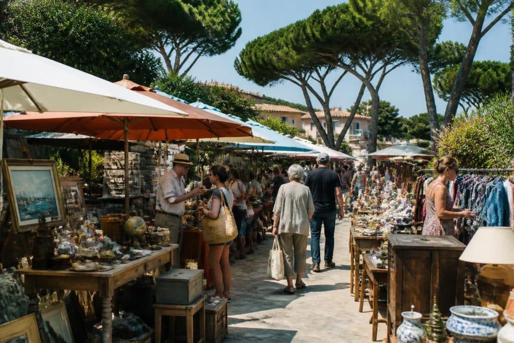 découvrez le marché aux puces cap pinède à marseille : horaires d'ouverture, adresses pratiques et astuces pour dénicher de bonnes affaires parmi une large sélection d'articles vintage et de seconde main.